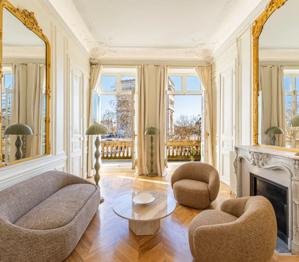 Salon rénové par Sureway avec vue sur l'arc de triomphe, avec mobilier design, moulures et cheminée