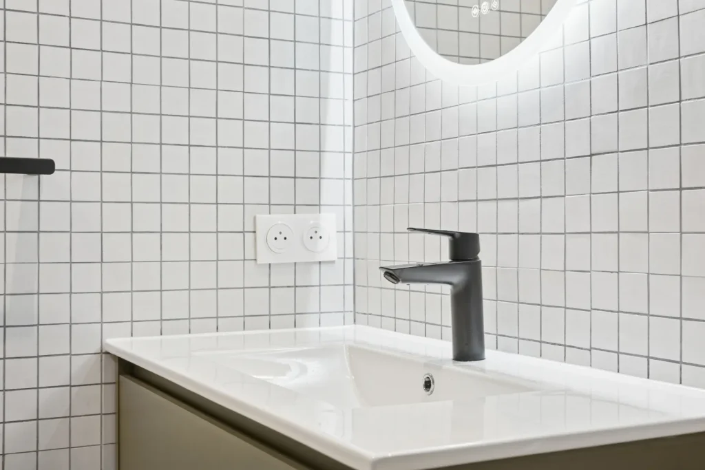 Gros plan sur la vasque et le miroir dans la salle de bain du projet d'architecture intérieur à Montreuil