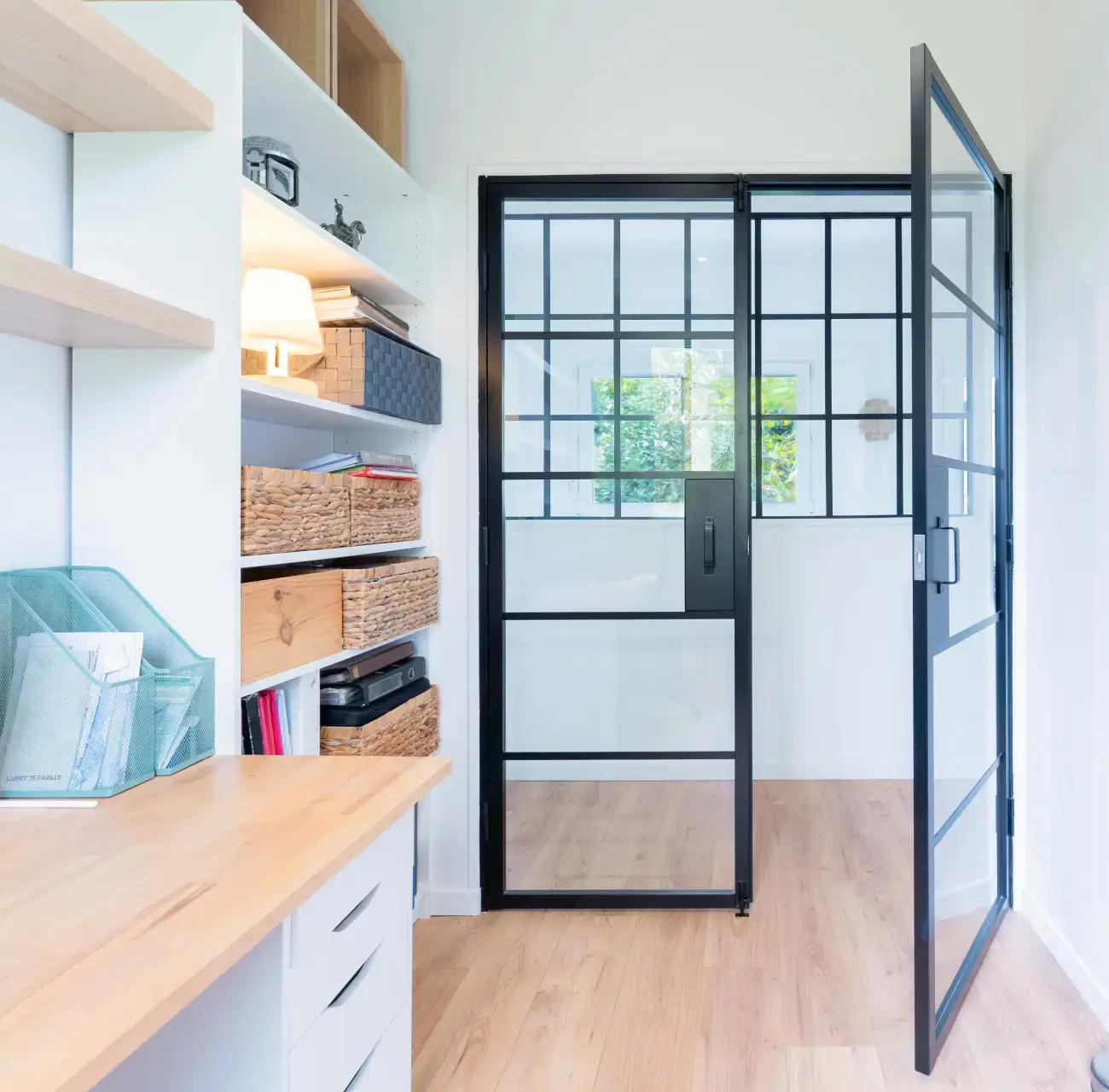 Bureaux d'entreprise avec porte vitrées et mobilier en bois, rénovés par Sureway