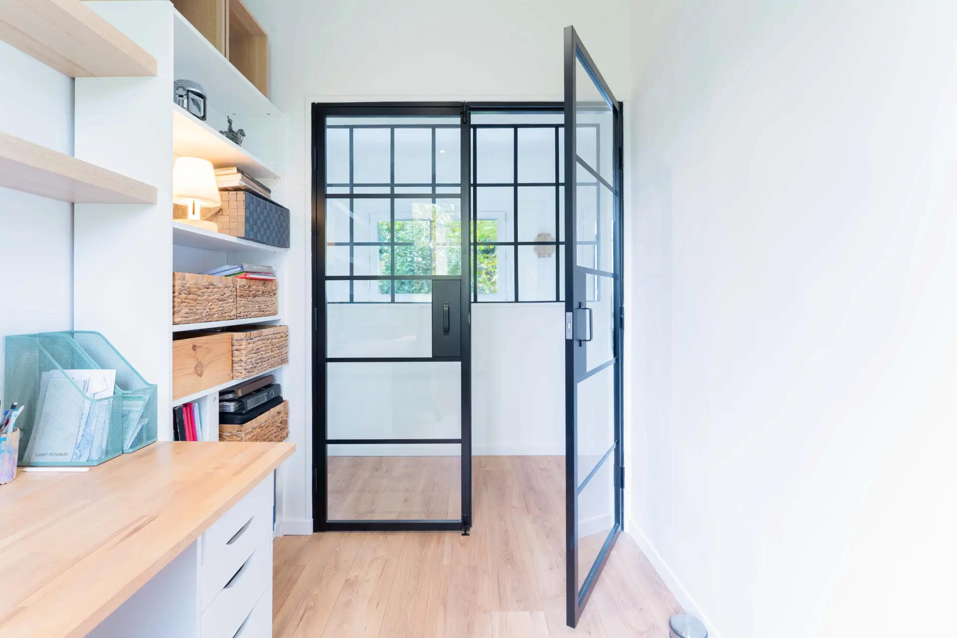 Bureaux individuel d'entreprise avec porte vitrées et contour noir mat