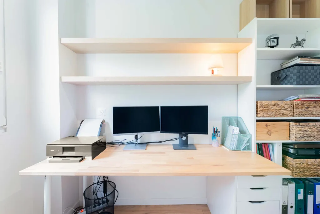 Bureau en bois avec étagères de rangement, projet Presles