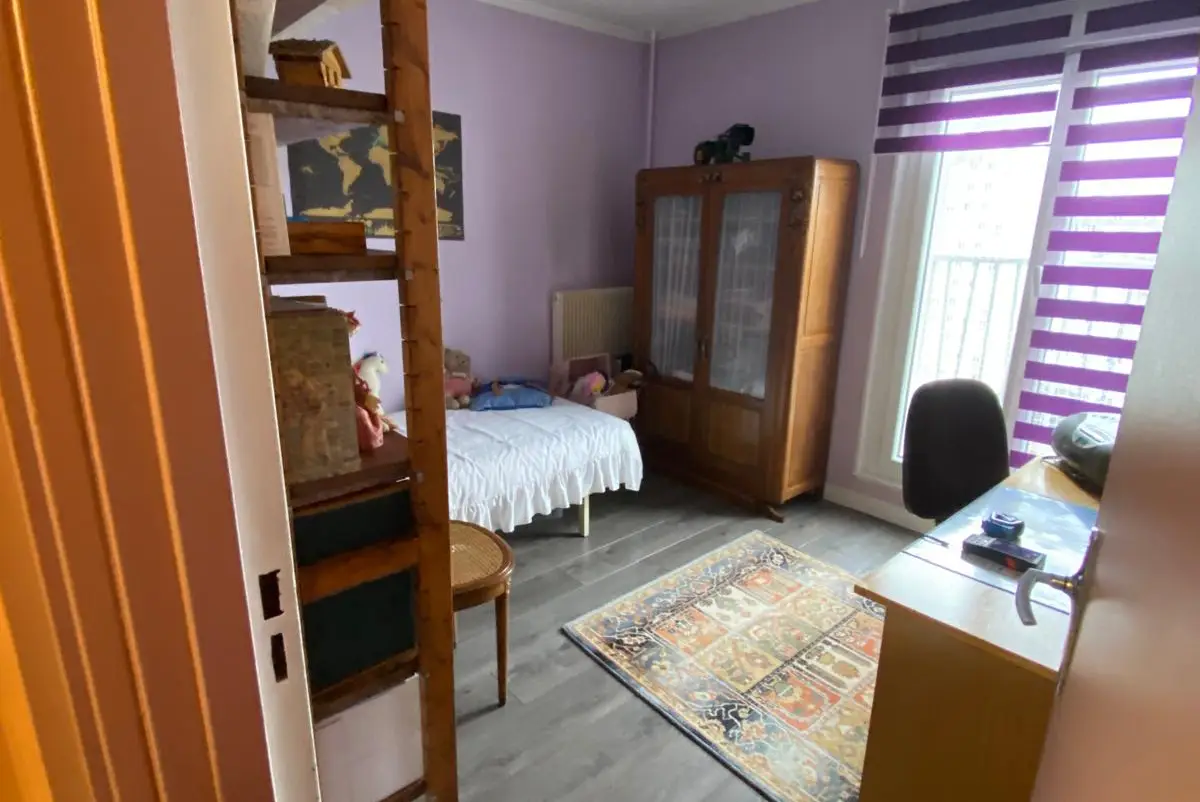 Vue d'une chambre enfant avant rénovation du projet Palaiseau