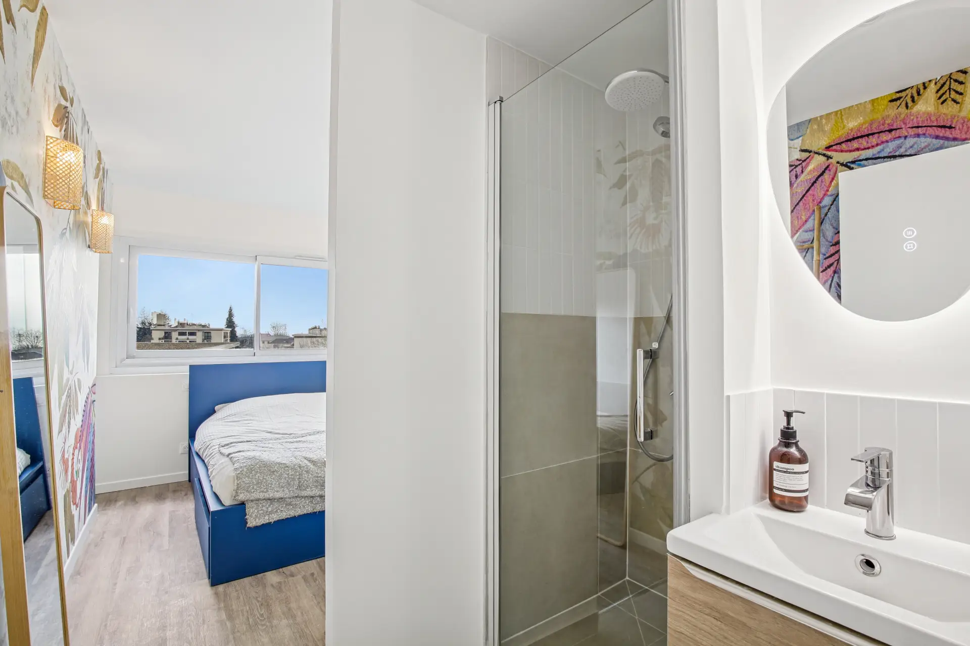 Chambre avec salle de bain après rénovation