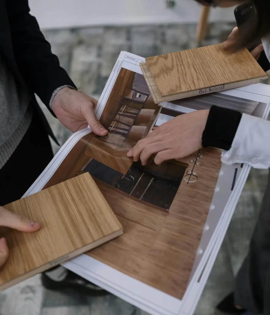 Deux personnes avec un design 3D d'un cuisine, choisissant le bois pour le projet