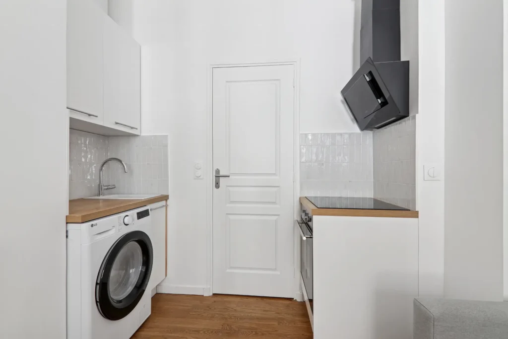 Espace cuisine studio, avec machine à laver, four et plaques de cuisson