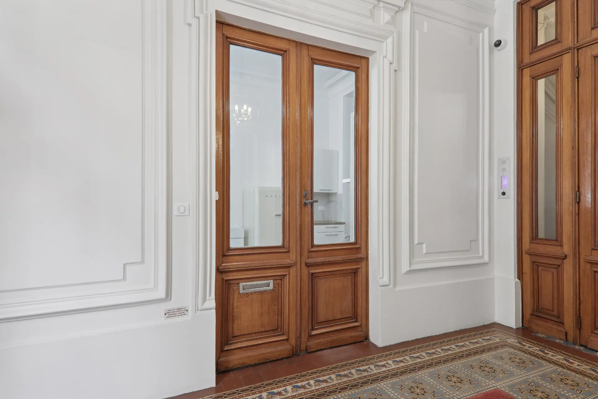 Entrée porte double en bois, studio Paris 16