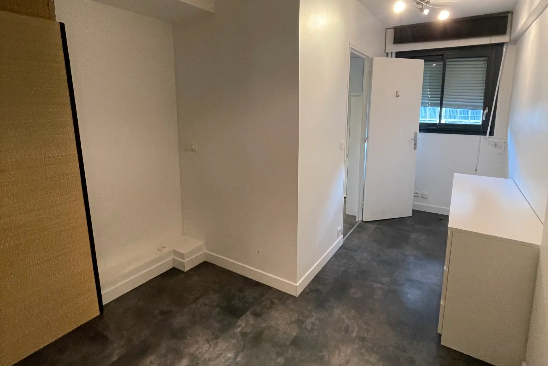 Vue de la chambre avec salle de bain avant rénovation à Montreuil