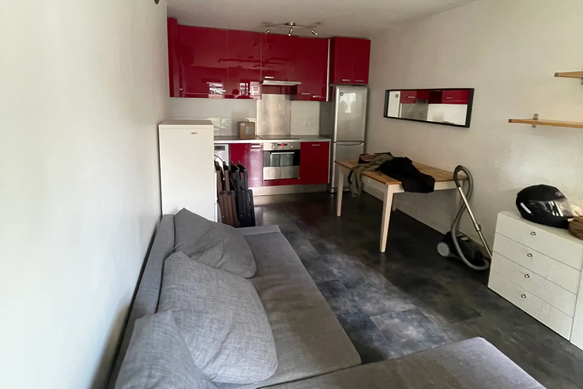 Vue du séjour et de la cuisine avant travaux de l'appartement de Montreuil