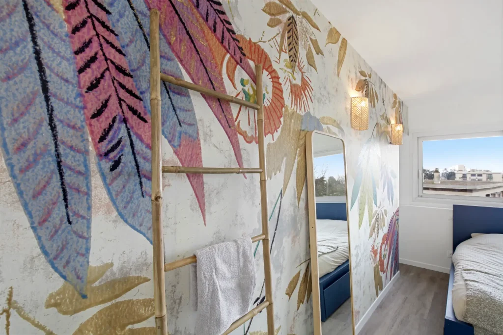 Chambre projet Massy Palaiseau avec papier coloré, miroir en bois et lit