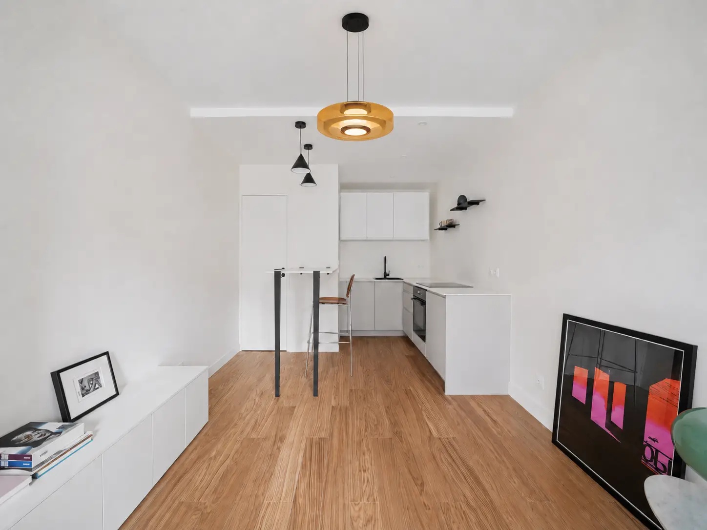 Séjour et cuisine d'un appartement sobre à montreuil rénové par Sureway