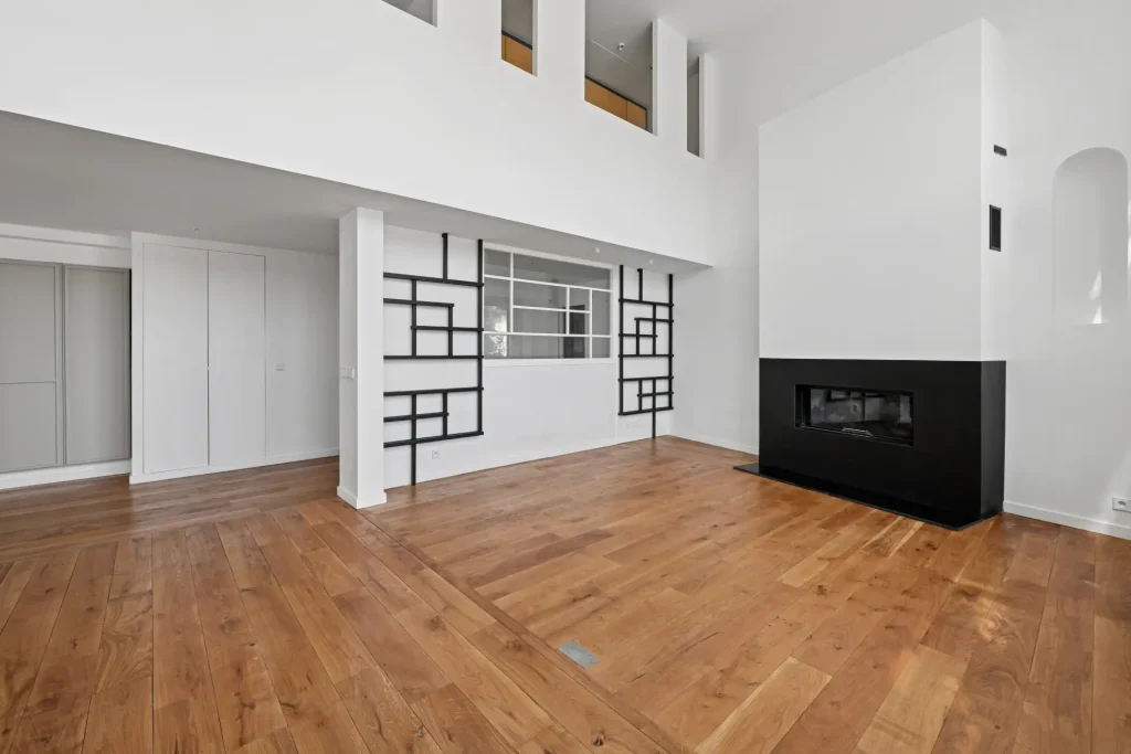 Séjour avec cheminée et vue sur l'étage du duplex, rénovation par Sureway à Paris