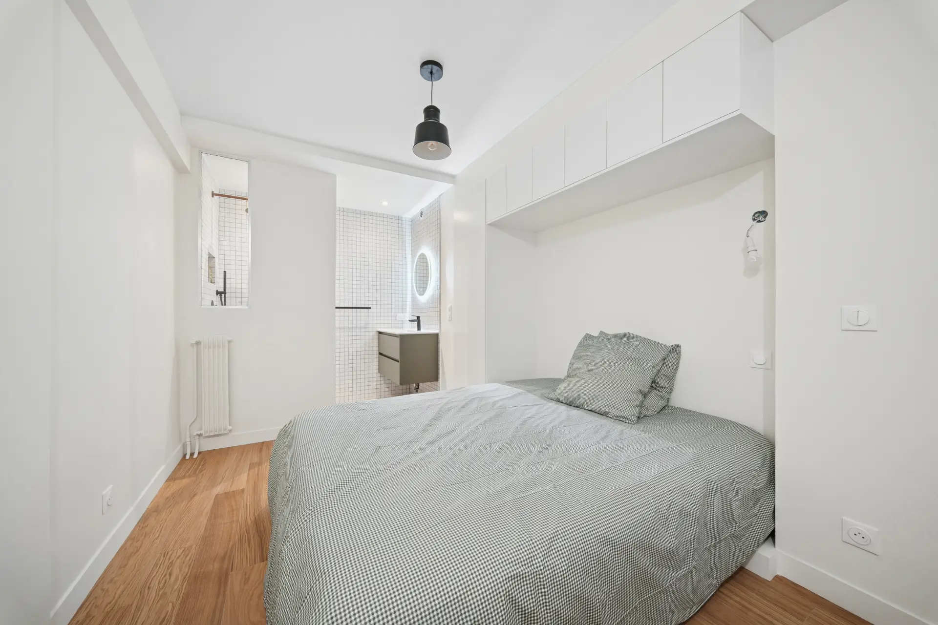 Chambre avec salle de bain ouverte attenante, rénovée par Sureway