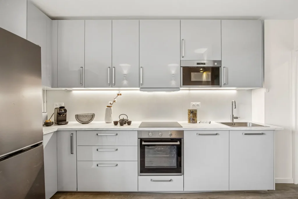 Cuisine après rénovation du projet Massy Palaiseau, mobilier blanc