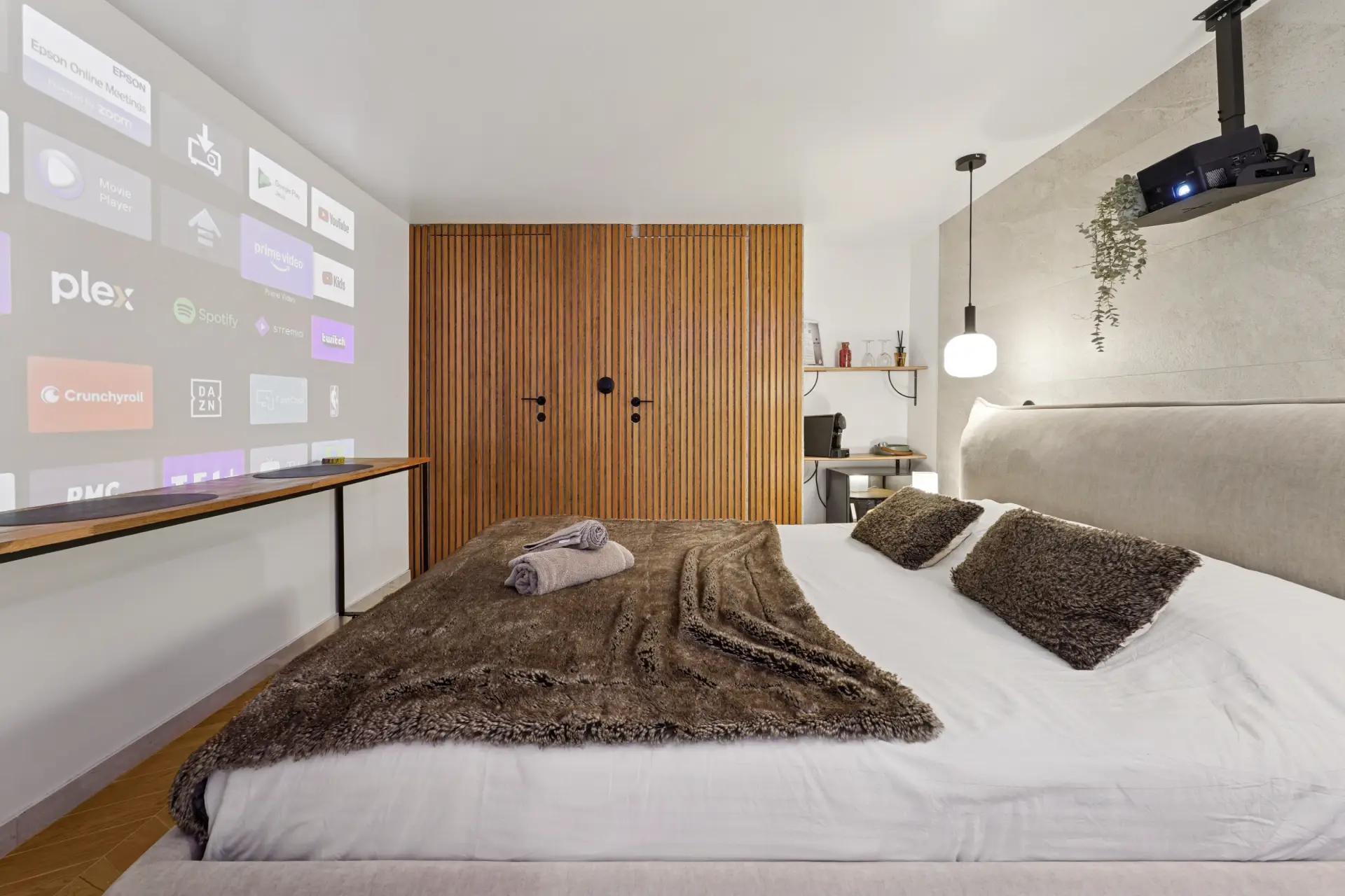 Chambre avec retro-projecteur, architecture intérieure et rénovations réalisés par Sureway