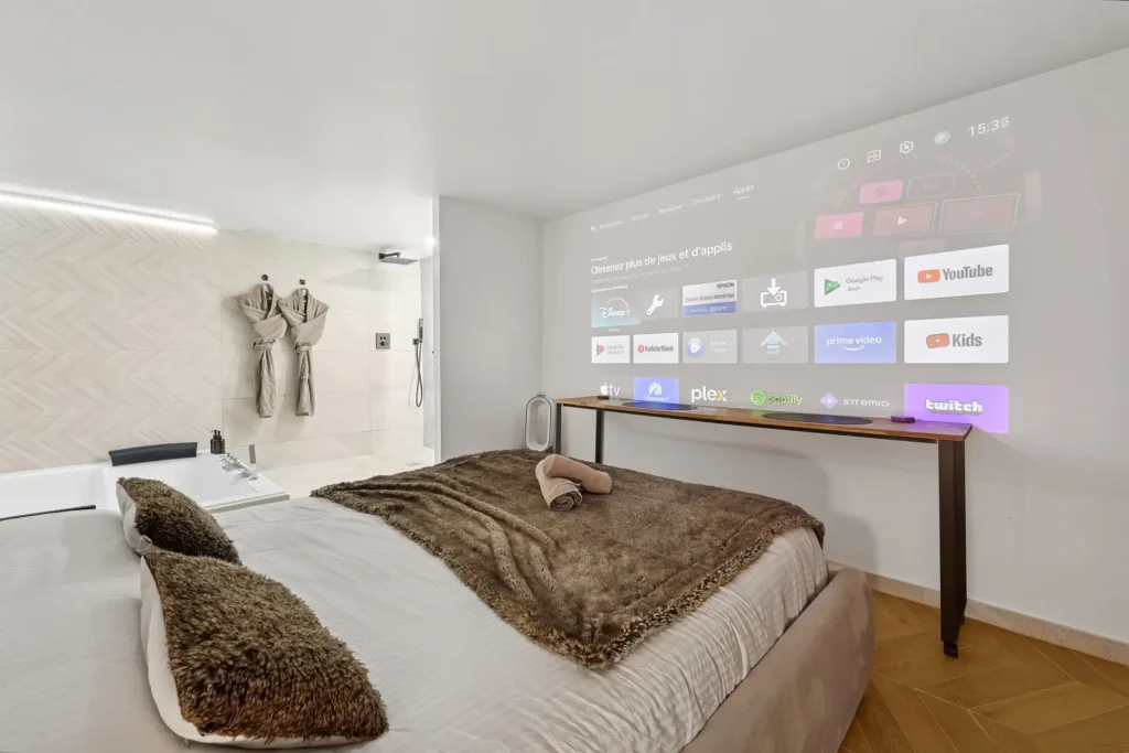 Suite parentale avec jacuzzi, architecture intérieure et rénovations réalisés par Sureway
