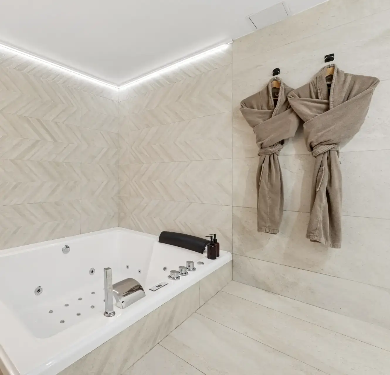 Salle de bain avec jacuzzi, architecture intérieure réalisée par Sureway