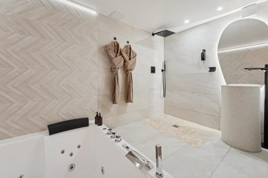 Salle de bain avec jacuzzi, architecture intérieure et rénovations réalisés par Sureway