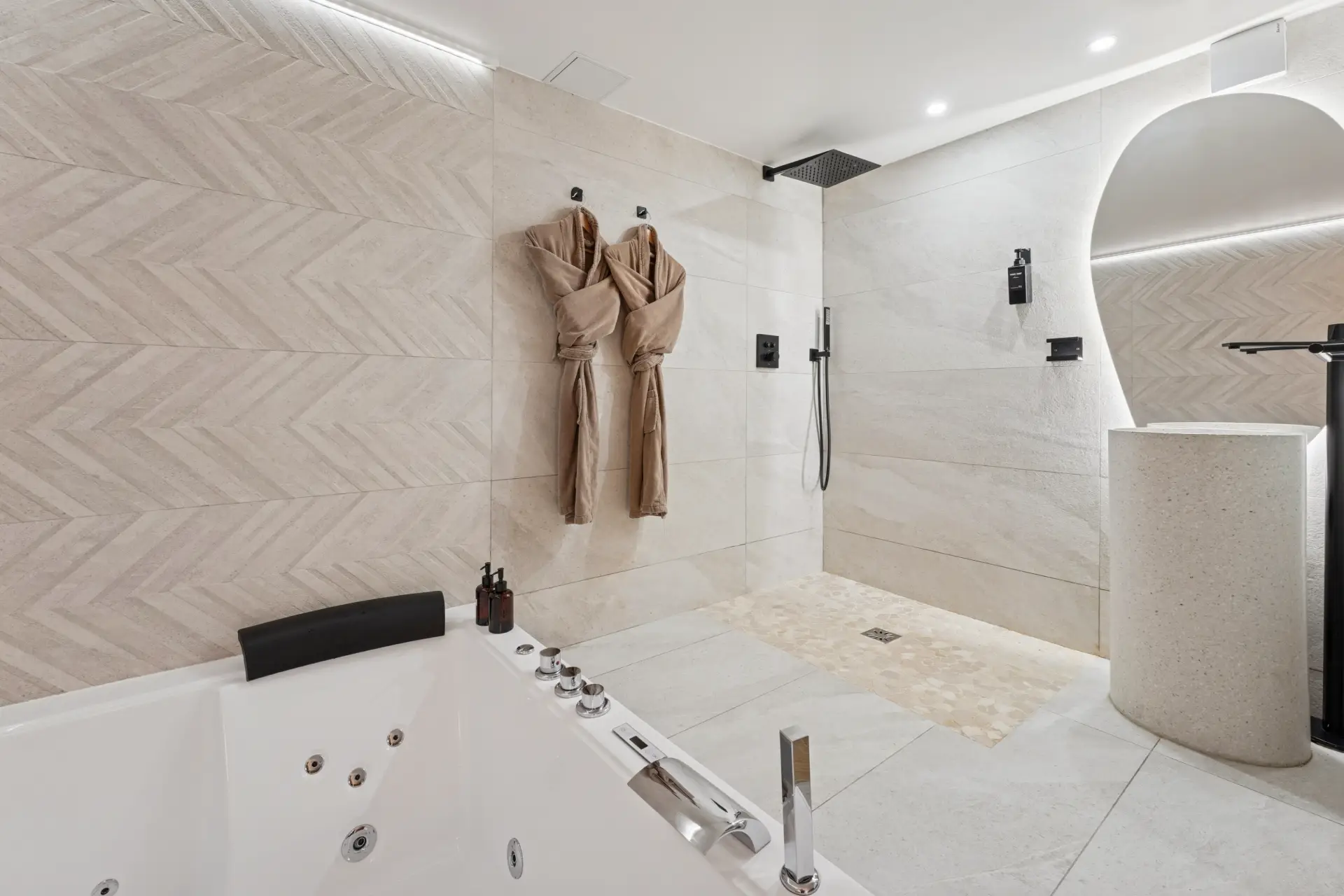 Salle de bain avec jacuzzi, architecture intérieure et rénovations réalisés par Sureway