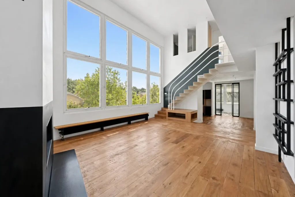 Duplex récemment renové avec vue sur les deux étages, parquet au sol et murs blanc