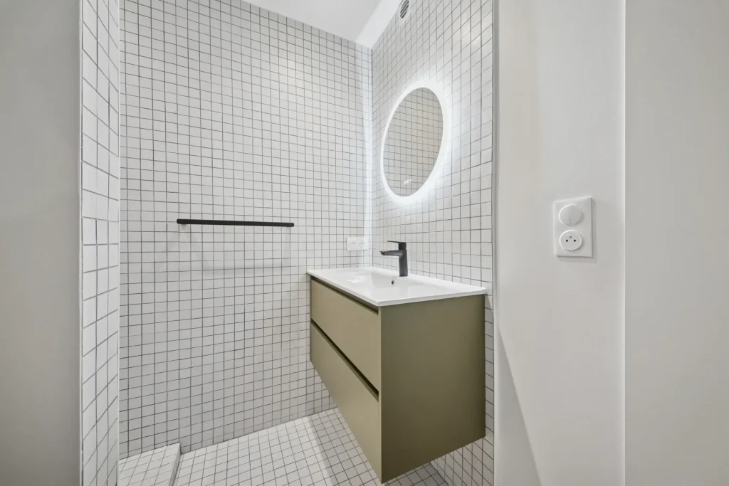 Salle de bain avec carreaux blanc aux murs et sol avec vasque kaki, projet Montreuil