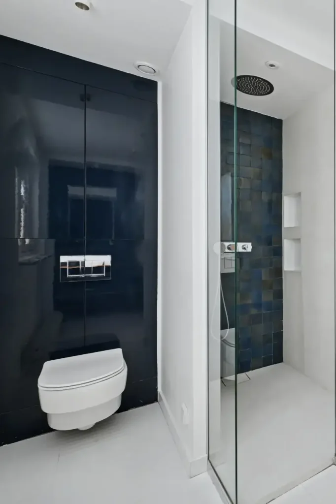 Salle de bain avec douche