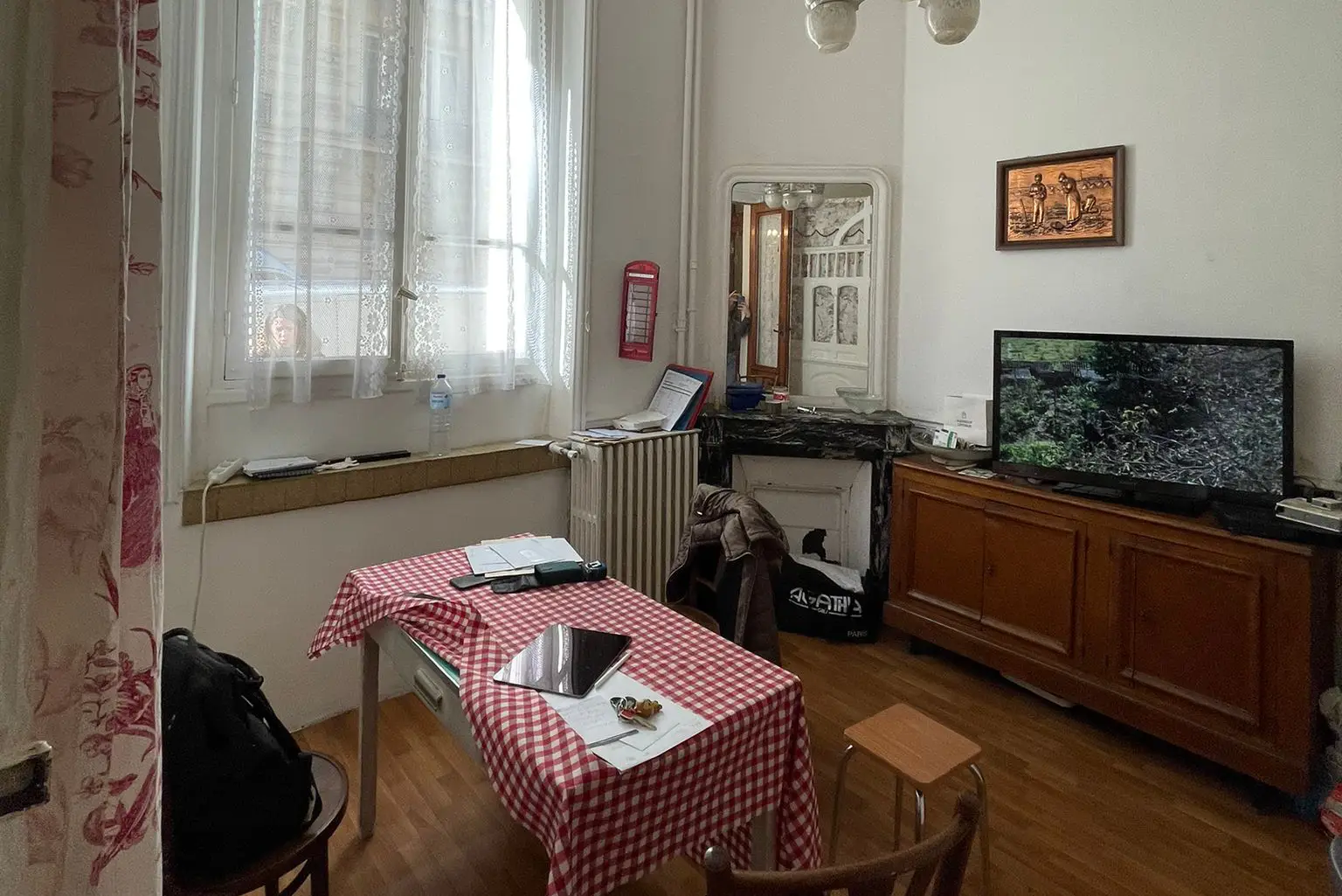 Vue du séjour avec cheminée avant travaux du studio à Paris 16ème